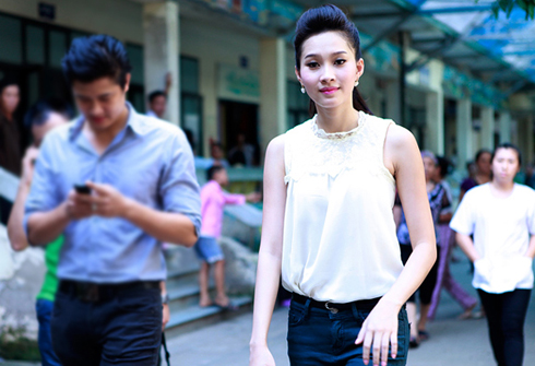 Thu[-]Thảo[-]xinh[-]tươi[-]với[-]áo[-]sơ[-]mi,[-]quần[-]jeans